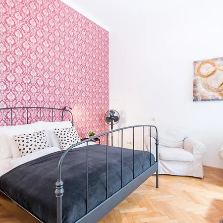 Comfy Large Budapesta